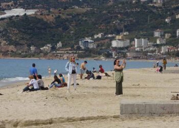 Bayram tatili başladı: Alanya ve Kuşadası’nda tatilciler sahilleri doldurdu