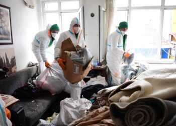 Bursa’da çöp ev temizlendi: 4 kamyon atık çıkarıldı