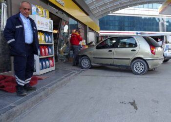 Malatya’da akaryakıt istasyonunda kasiyere araçla saldırı girişimi