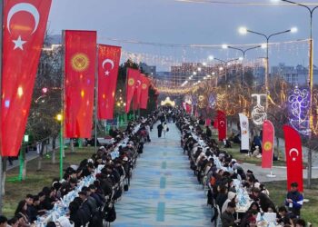 Manas Üniversitesi’nde 8 bin kişilik sokak iftarı