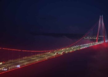 İstanbul’da sisle kaplanan Yavuz Sultan Selim Köprüsü büyüledi