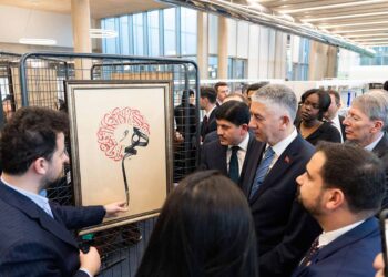 İslam sanatları sergisi Paris’te açıldı