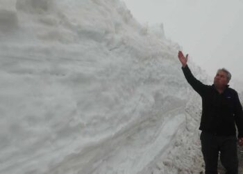 Mersin’de 2 metrelik kar şaşırttı