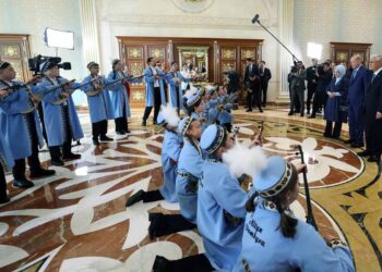 Cumhurbaşkanı Erdoğan’a Kazakistan’da Dombra ile karşılama