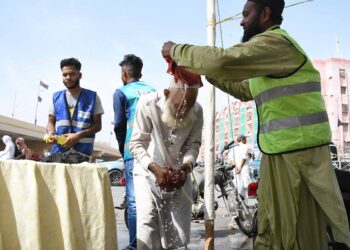 Pakistan’da aşırı sıcaklar 16 can aldı