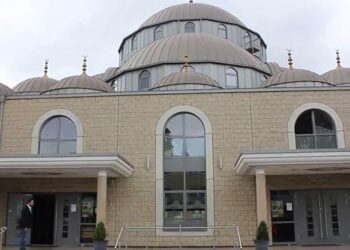 Almanya’da ilk cuma namazı tabelasına ırkçı saldırı