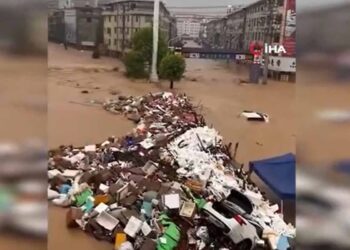 Saudel Tayfunu Çin’i felç etti: Araçlar sel sularına kapıldı