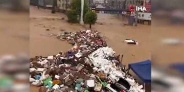 Saudel Tayfunu Çin’i felç etti: Araçlar sel sularına kapıldı