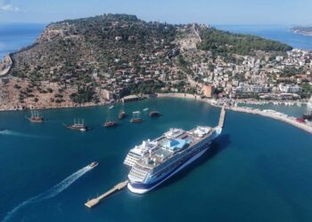 İngiliz ve ABD’li 2 bin 400 turist kruvaziyerlerle Alanya’ya geldi