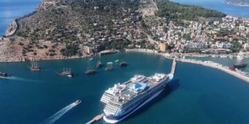 İngiliz ve ABD’li 2 bin 400 turist kruvaziyerlerle Alanya’ya geldi